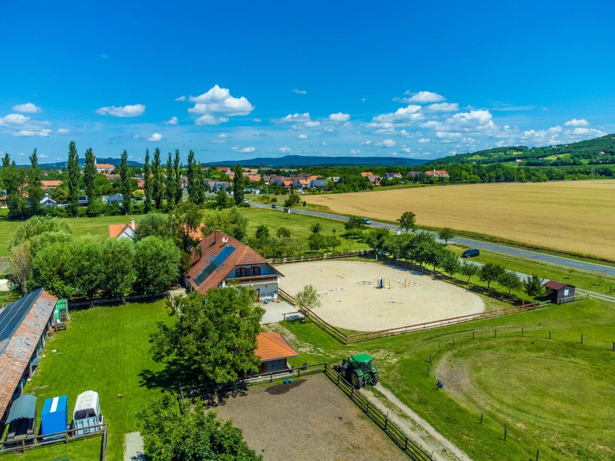 Gyulavezér Lovasbirodalma Gyulakeszi Exterior foto