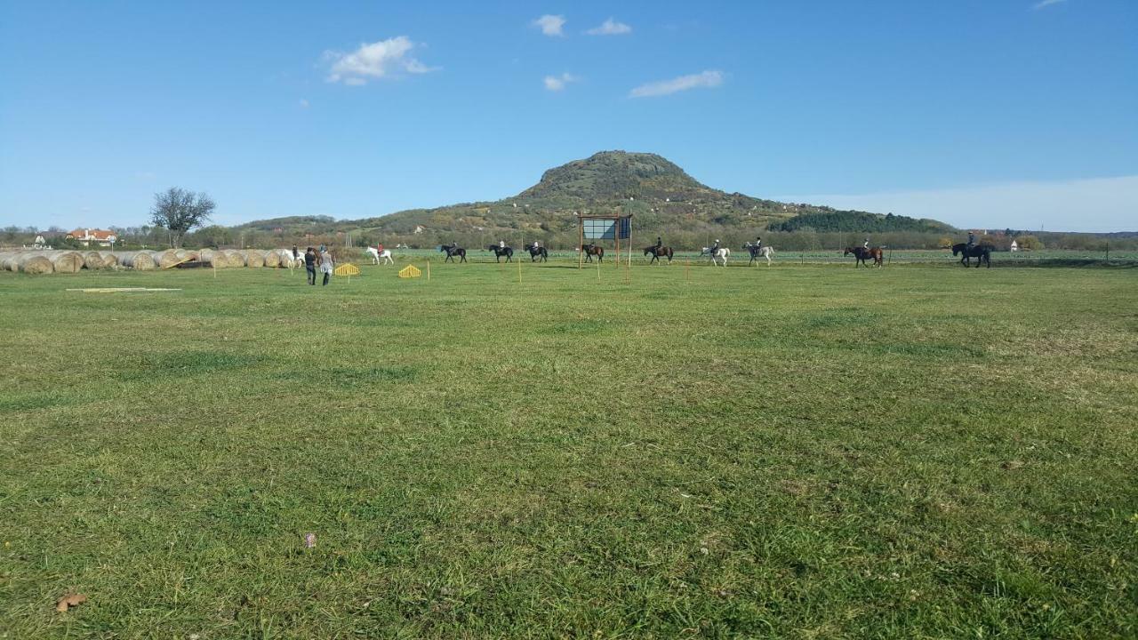 Gyulavezér Lovasbirodalma Gyulakeszi Exterior foto